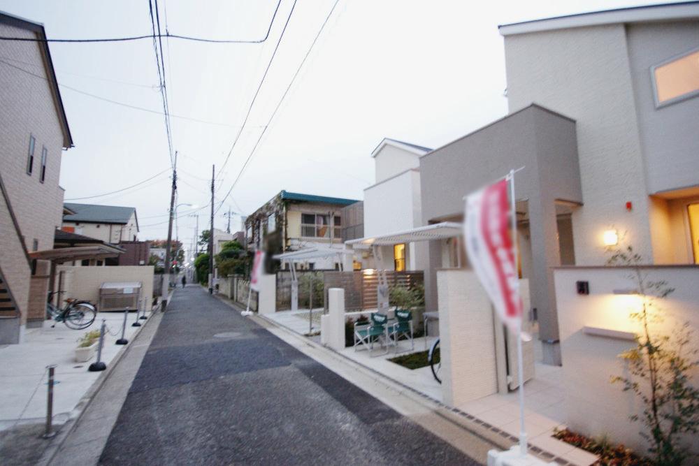 Local photos, including front road. I front road is very pleasant doctor and refreshing. Traffic volume is also less pedestrian traffic is also less calm road.