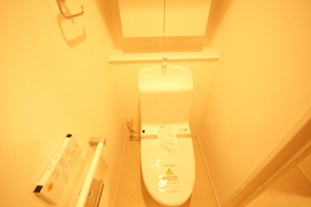 Toilet. Hand wash basin ・ Bidet ・ It marked with a spacious bathroom with storage shelves. It is a free space that can be the one of the time cherish.