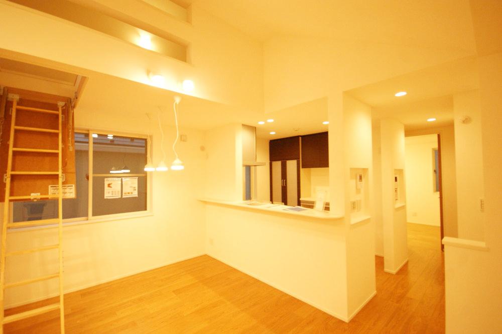 Living. Spacious living room of easy-to-use form. It is a decisive factor casually storage such as a nifty is.