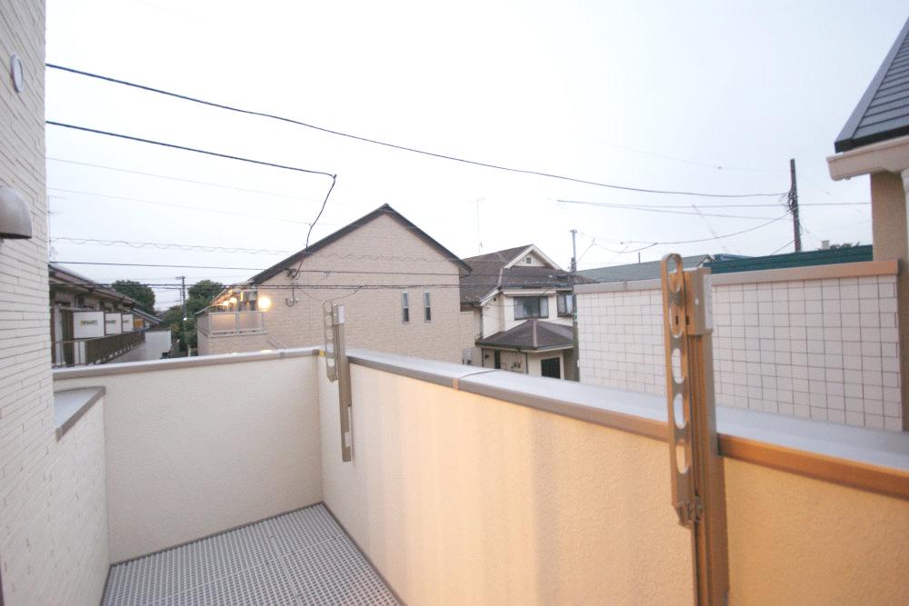 Balcony. Glad spacious balcony to wife. I will a lot of laundry Jose. .