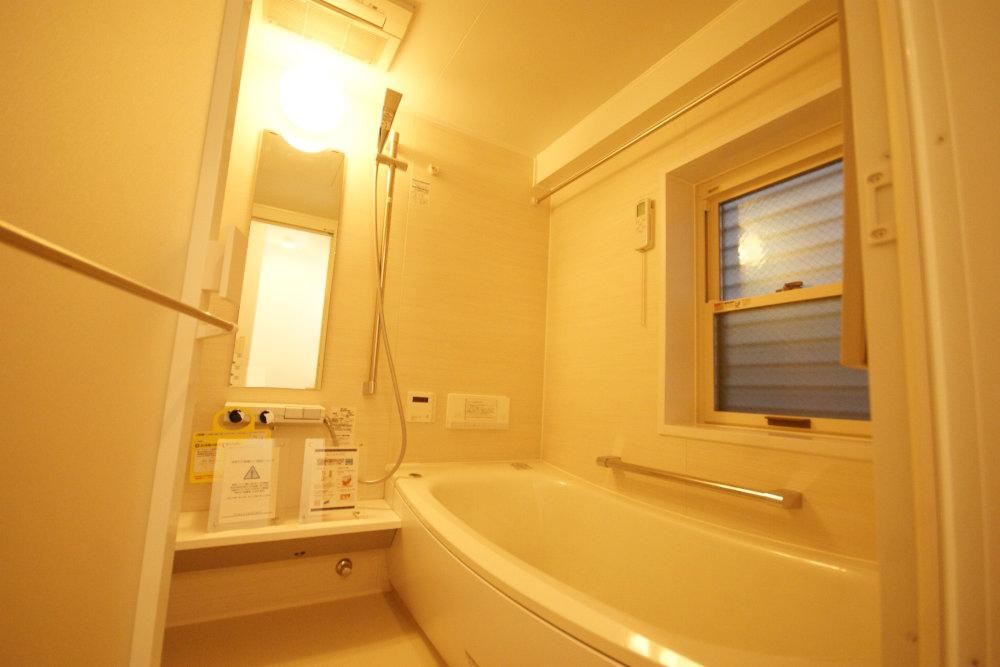 Bathroom. It is an important space to heal fatigue of the day. This is a system bus with a bathroom ventilation dryer.