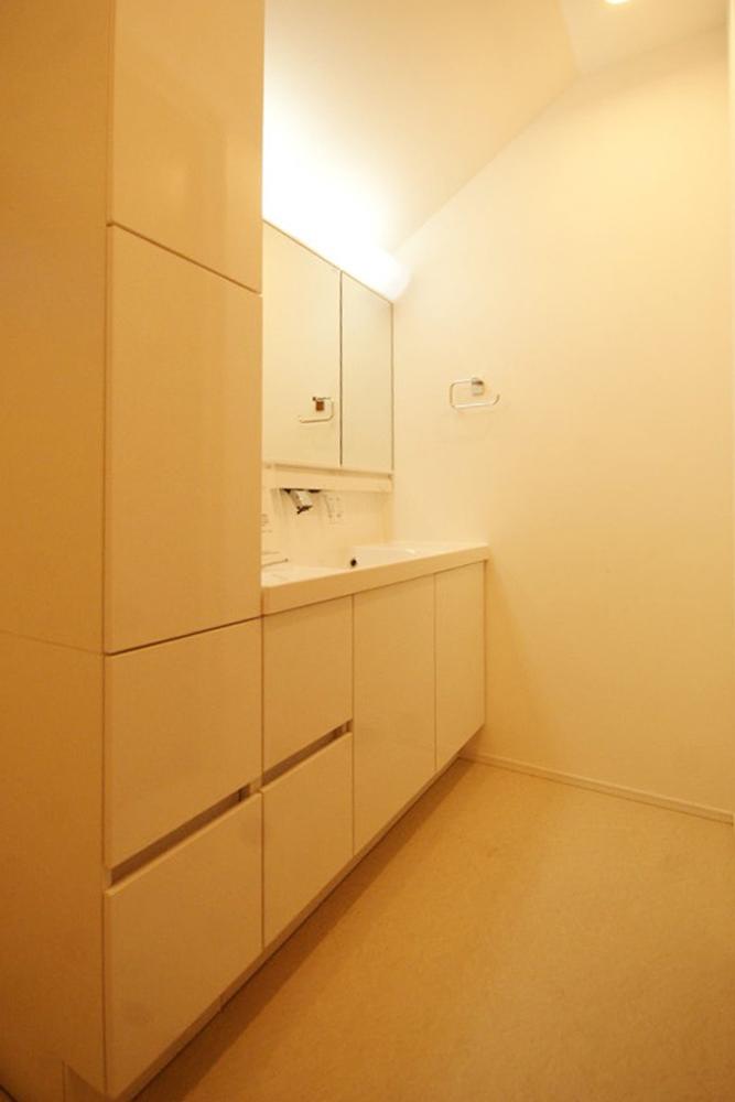 Wash basin, toilet. It can also be fashionable directing grooming, Wash basin is that combines practicality with a storage capacity plenty.