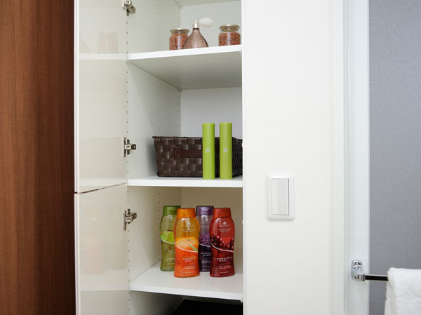Bathing-wash room.  [Linen cabinet] It comes standard with a convenient linen warehouse for storage of towels in the powder room.