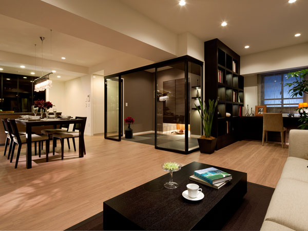 Interior.  [living ・ dining] Wide span Ya, Produce a further sense of openness in the large sash surface height of about 2m.