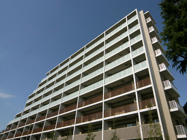 Shared facilities.  [appearance] Friendly, natural, Sedately Tucked Residence of form and design. Including the roadside park front depicting a row of trees in the evergreen trees of evergreen oak, On the site that has been wrapped in a green full of moisture, With each other in harmony with the park landscape, Deepen the beauty over the years, This residence with the aim of existence Yuku loved.