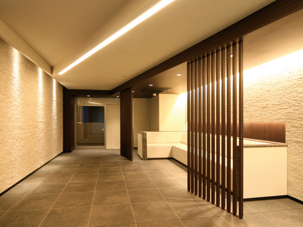 Shared facilities.  [Entrance hall] From the windbreak room from spreading as it passes through the auto door, Entrance Hall provided with a lounge space. Space that has been configured in the wall by the marble and Sulfur butterfly material, And moisture by natural light and planting from the park side, By the production of sofas and indirect lighting, Space soft quality of fragrant.