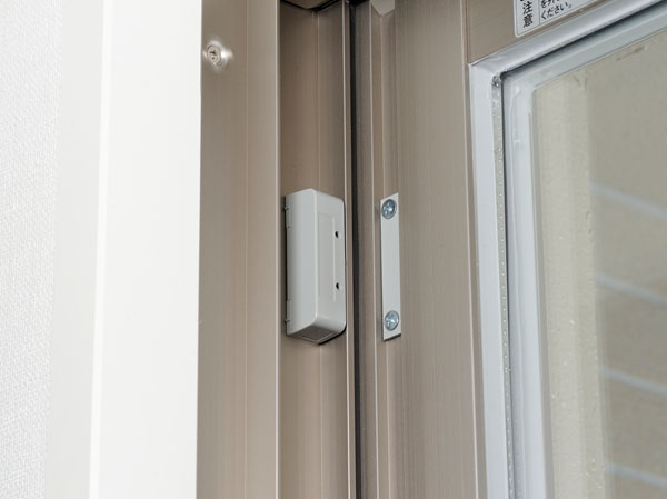 Security.  [Security sensors] To the entrance door and windows of all dwelling unit (except for some), Equipped with security sensors. Check the unauthorized intrusion. (Same specifications)