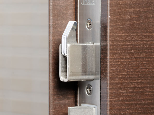 Security.  [Sickle-type dead bolt lock] Strengthen against prying caused by bar, Equipped with rugged sickle type dead bolt. (Same specifications)