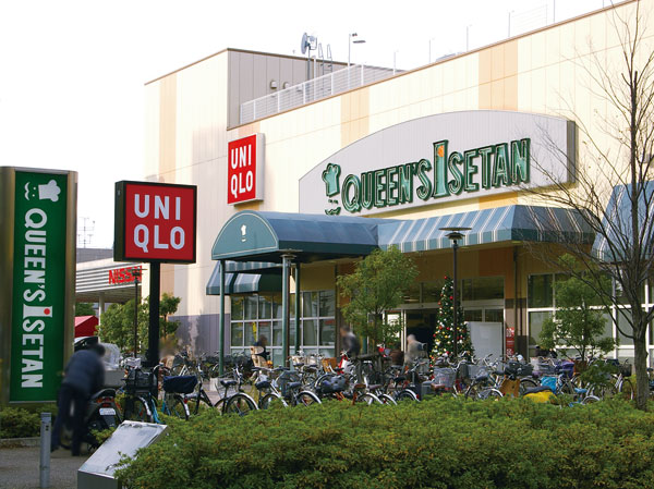 Surrounding environment. Queen's Isetan (8-minute walk / About 580m)