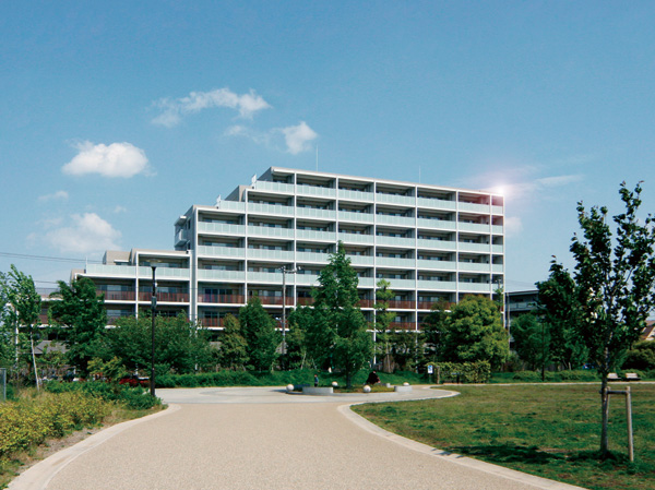 Buildings and facilities. In front of the Suginami of disaster prevention park "Momoi Harappa Park" (about 10m), It celebrated its grand completion <Plaisance Roger Ogikubo Momoi THE PARK> appearance. There is no tall buildings to block the view in the surrounding area, Birth to good location where you can enjoy an open living. (appearance)