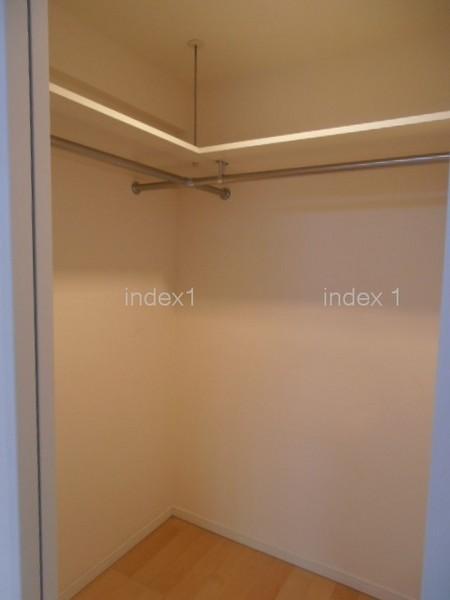 Receipt. Western-style room is equipped with walk-in