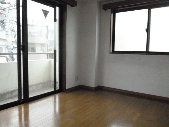 Living and room. Since it is a corner room dihedral daylight