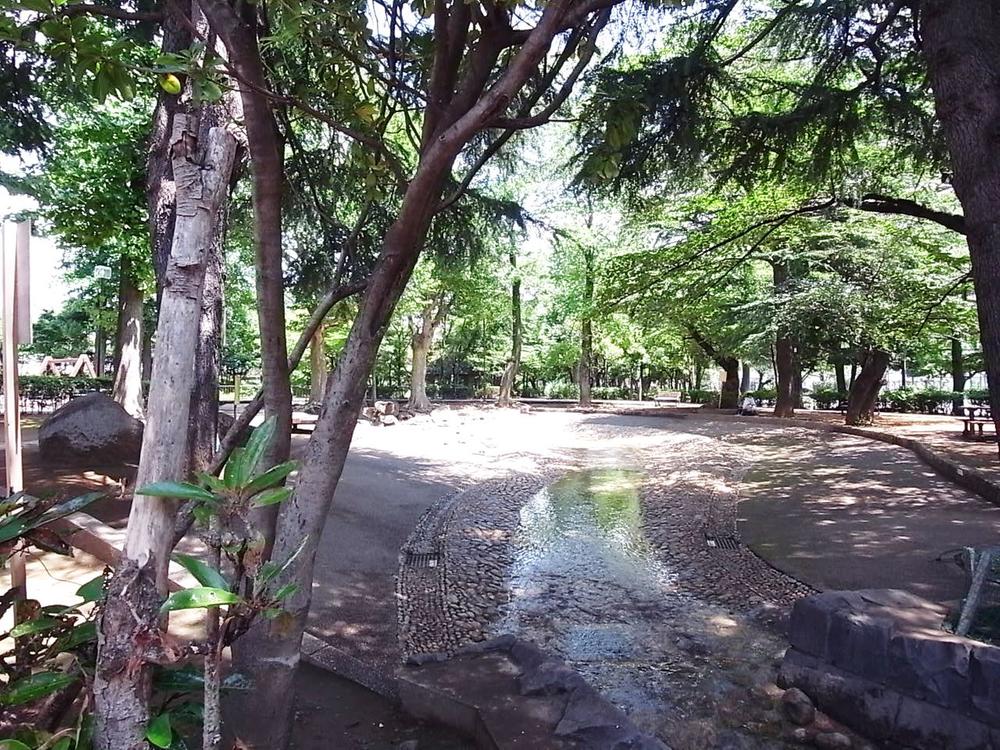 Other. Surrounding environment: bridle bridge park (235m)