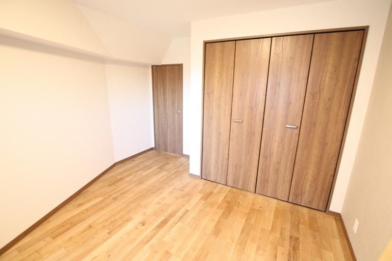 Non-living room. Popular two-sided balcony