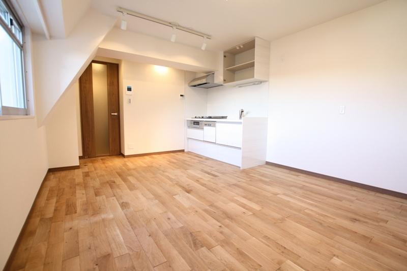 Living. Plenty is a renovation mansion of our full renovation brand "CHRONICLE" specification using natural solid wood.