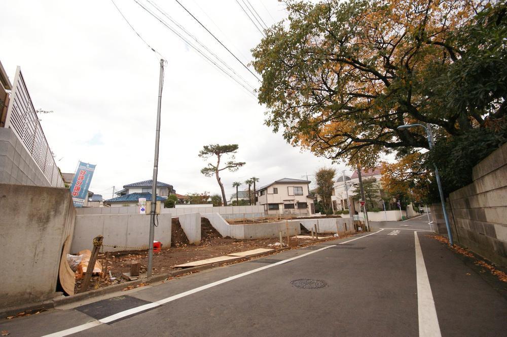 Local photos, including front road. Front west road Seddo in width 5.4m