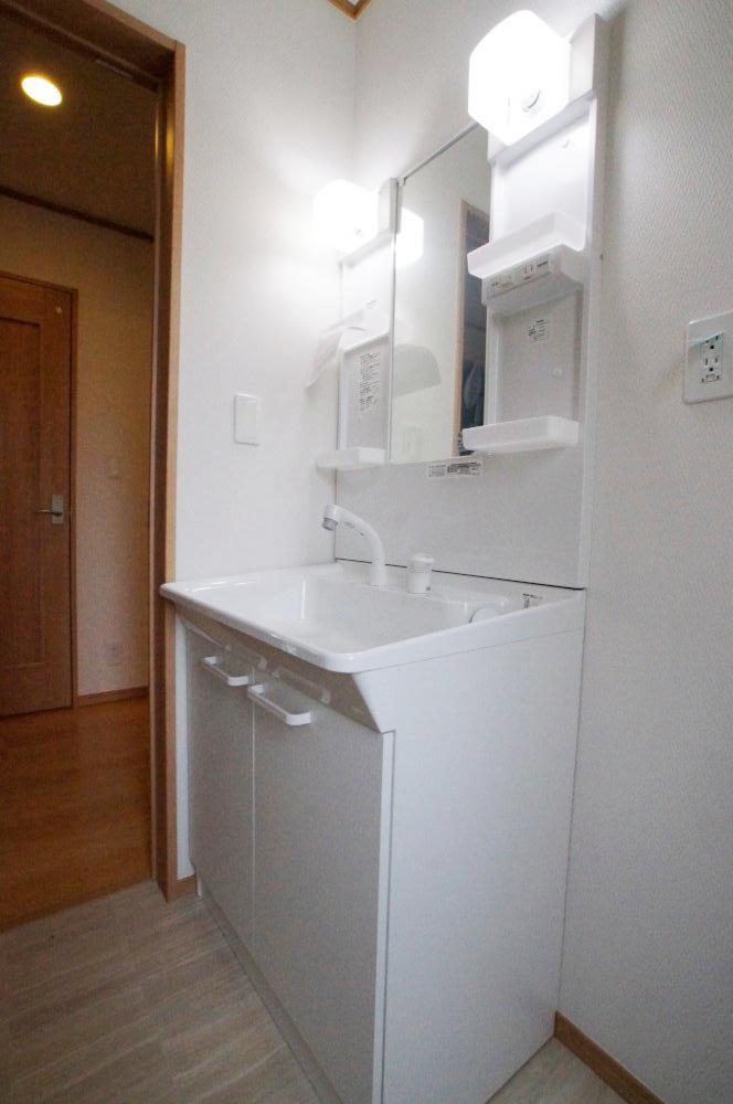 Wash basin, toilet. Battlefield of the morning, Bathroom vanity