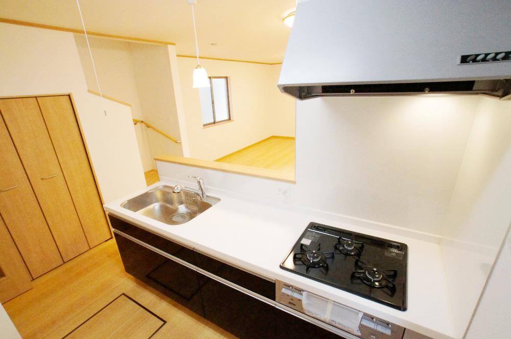Kitchen. Underfloor Storage also attached system Kitchen. Rest assured that it is also perfectly check the movement of the child while the washing. 