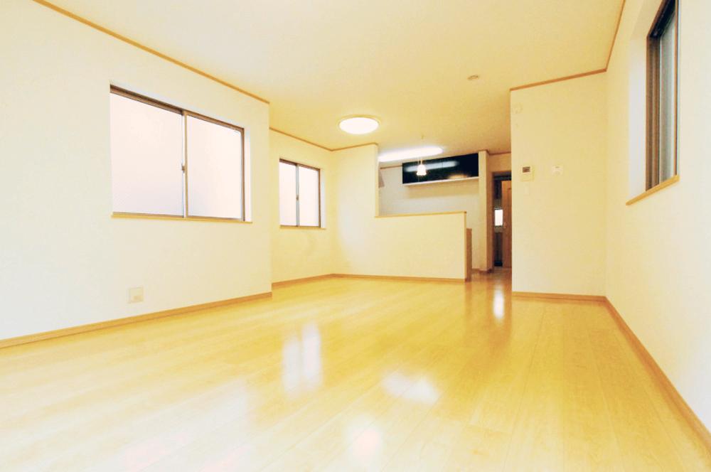 Living. Spacious bright living room. 18 Pledge than relaxed some sense of the size. The happy point housework flow line is for the wife for the first floor living room. 