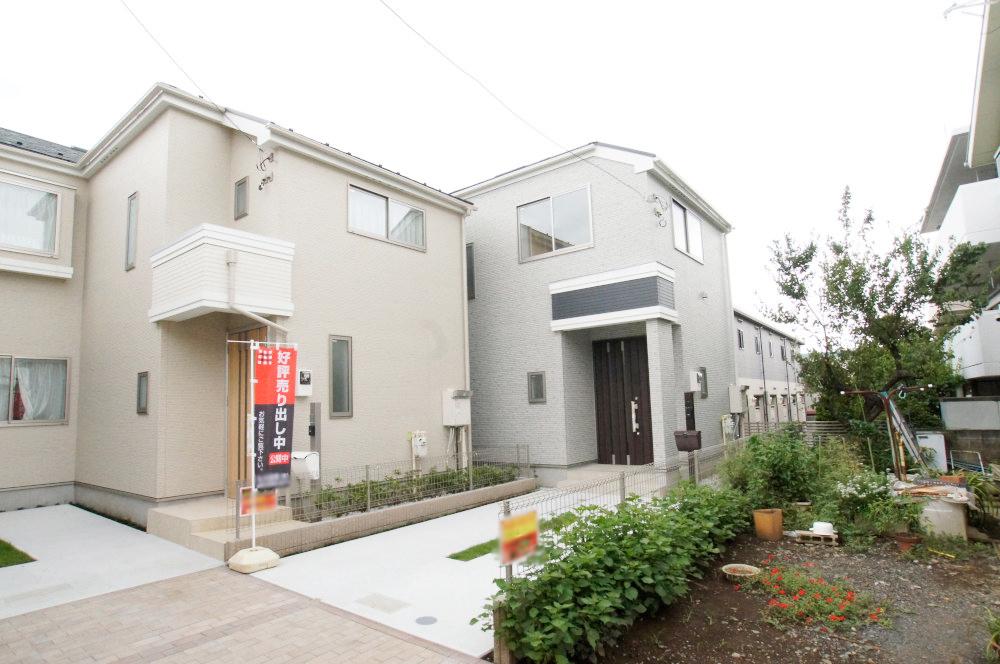 Local appearance photo. Stylish two buildings site was completed in a quiet residential area. Your home is security you have a dead end that because small children of the road ・ It is quite safe in terms of traffic volume. 
