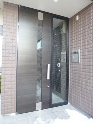 Entrance. With auto lock of peace of mind