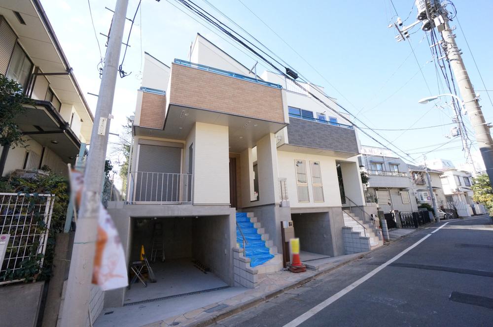 Local photos, including front road. Less the entire surface of the road with traffic. Small children is also safe.