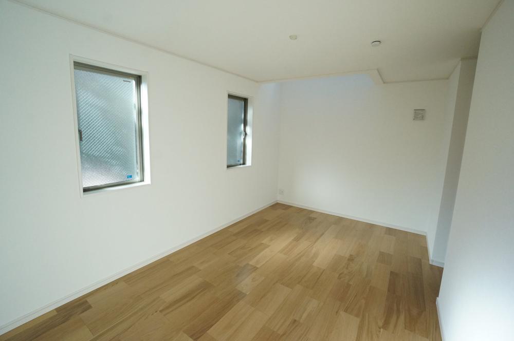 Non-living room. Bedroom.