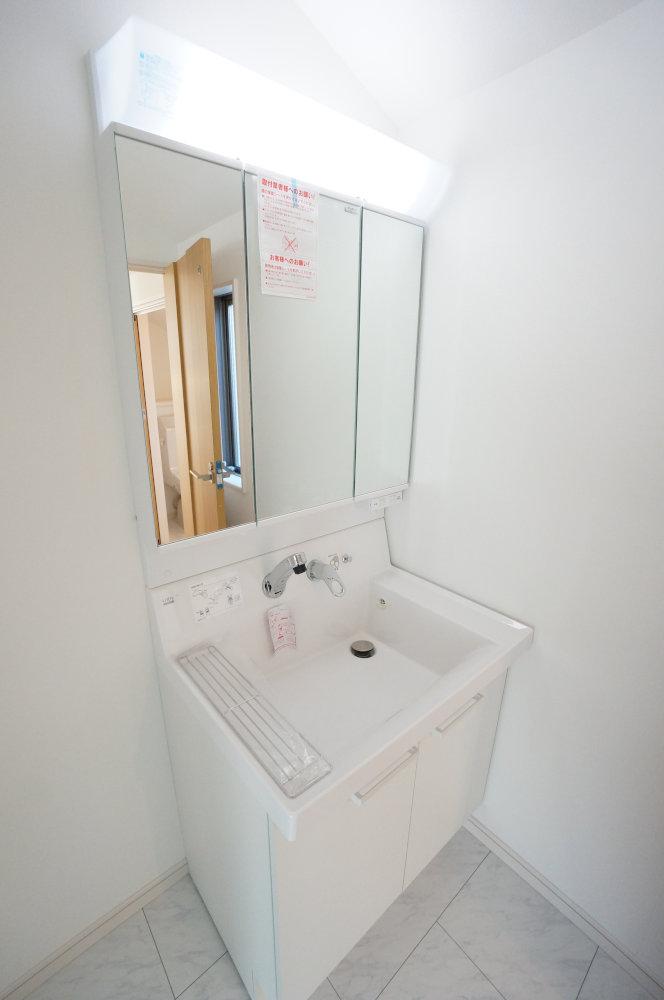 Wash basin, toilet. Shampoo dresser with vanity.