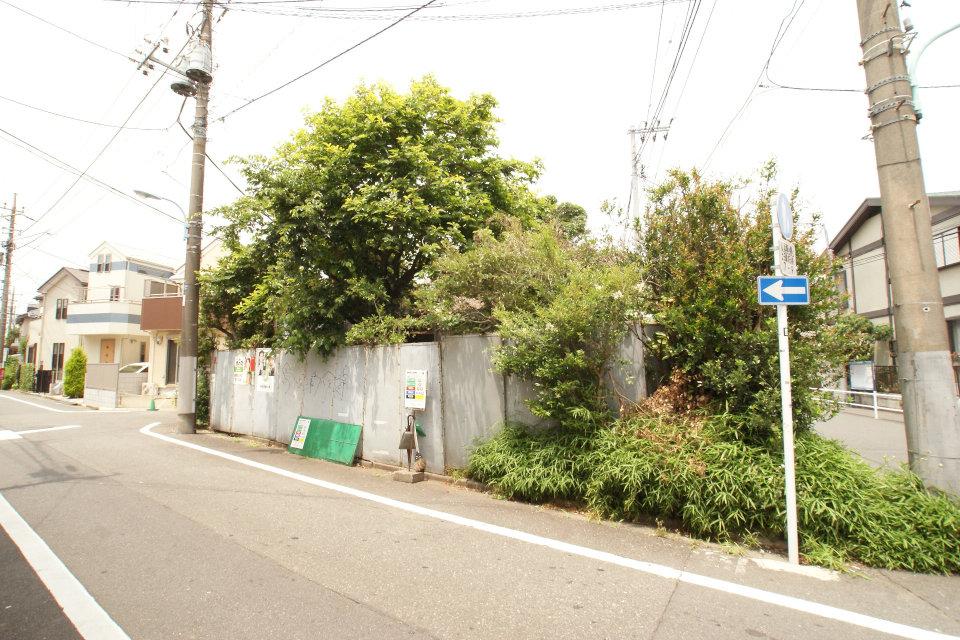 Local photos, including front road. The entire surface of the road and refreshing.