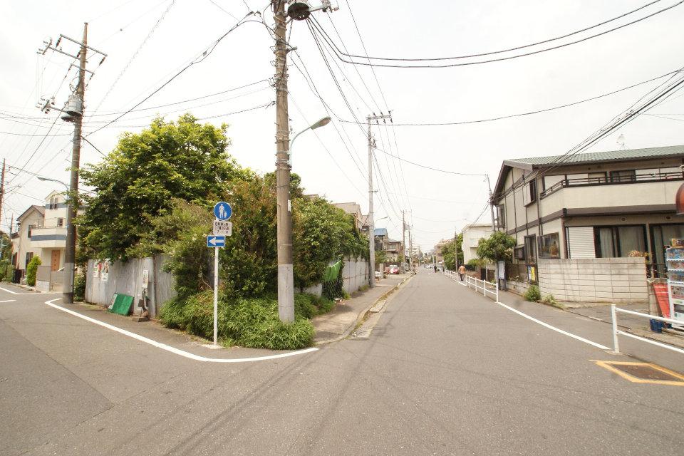 Local photos, including front road. It can also correspond to the two-family houses and rental housing in combination.