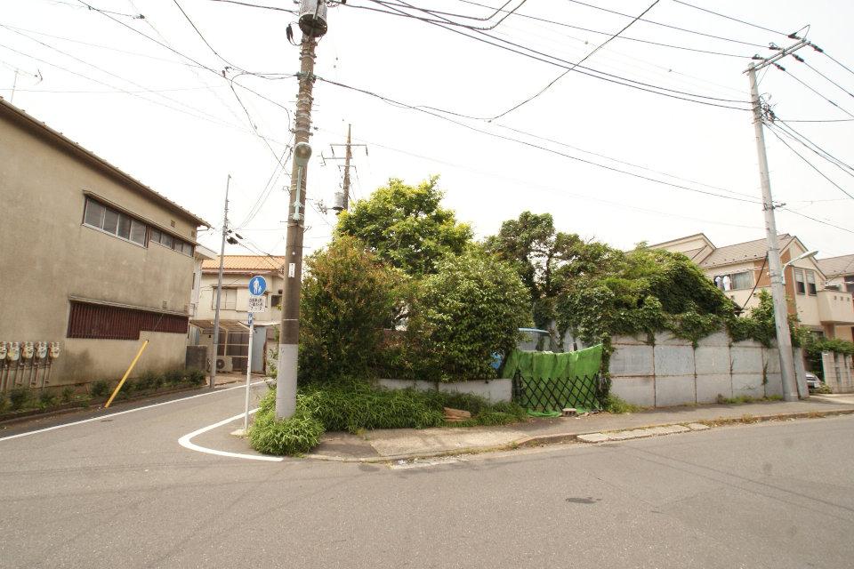 Local photos, including front road. It is a quiet residential area a fully equipped compartment. Please Visit the once local.