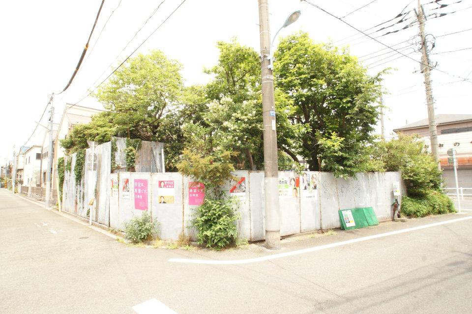 Local photos, including front road. Seibu Shinjuku Line "Shimo Igusa" Station 3-minute walk east of ・ West ・ Is a 3-direction land facing the south. Now but there is Furuya, You can your delivery at the vacant lot. Since there is not even building conditions can be building in your favorite House manufacturer.