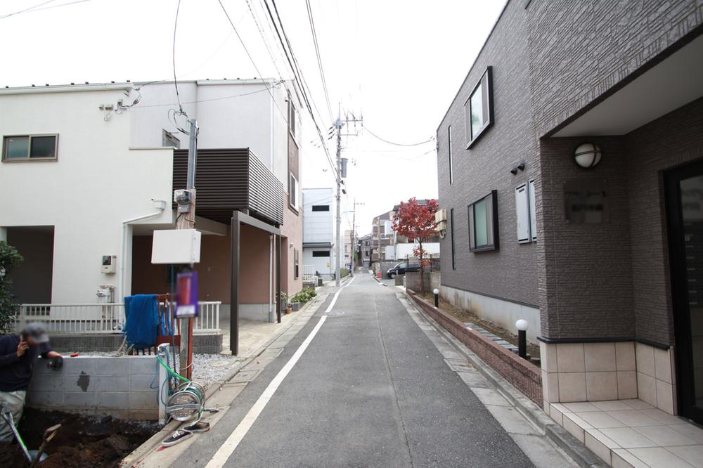 Local photos, including front road. Front road traffic also less, Small children is also safe.