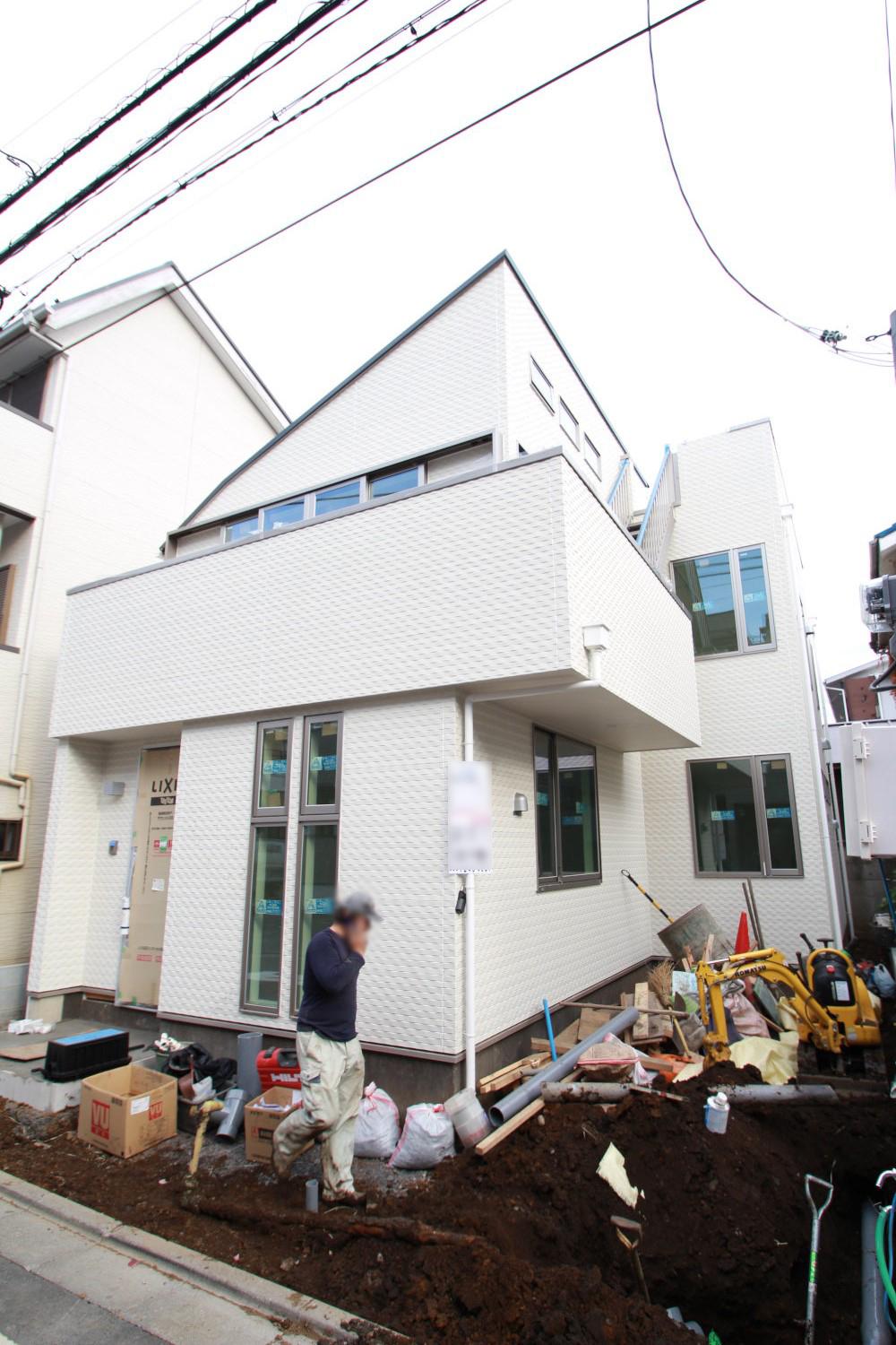 Local appearance photo. Newly built single-family Suginami Koenjiminami 5-chome. Limited is one building. Appearance has been completed. Center line "Koenji" station a 10-minute walk, Marunouchi Line will be in a good location in the "east Koenji" Station 8-minute walk. Because there is adjacent land passage to the south, Day is good.