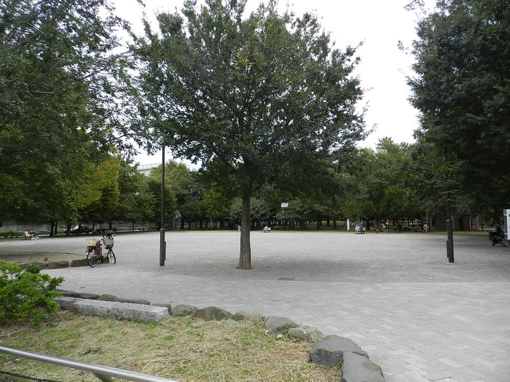 park. Zenpukuji parkland 250m to