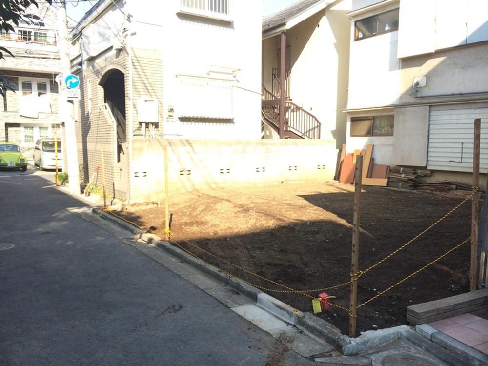 Local photos, including front road. Also easily passable in a large car