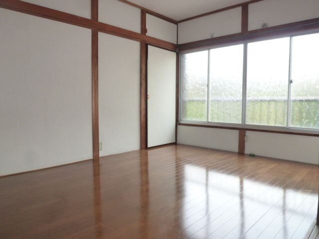 Living and room. The second floor is sunny