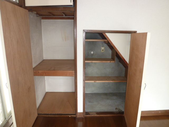 Receipt. The bottom of the stairs to climb to 2 times has become the storage