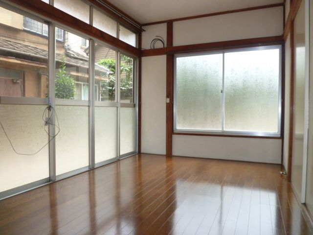 Living and room. There are a lot of window, A bright room