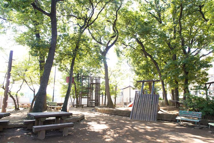 Other. 6 min. Walk and familiar ginkgo Inari park. In this park, Such as children rejoice, Full of play equipment of wood. Aka it is also referred to as "Athletic Park", Always sounds the children of the fun of voice. 