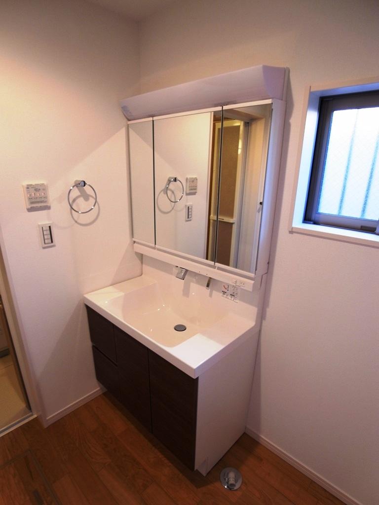 Wash basin, toilet. Local (11 May 2013) Shooting