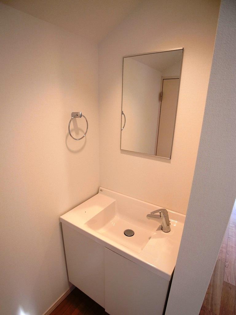 Wash basin, toilet. Indoor (11 May 2013) Shooting