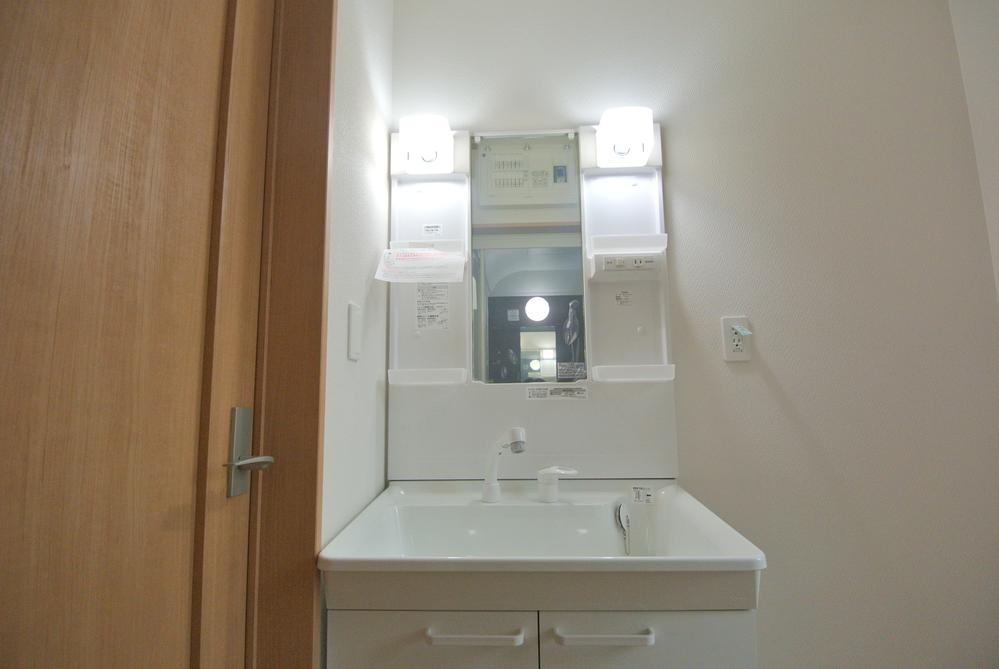 Wash basin, toilet. Local (September 2013) Shooting