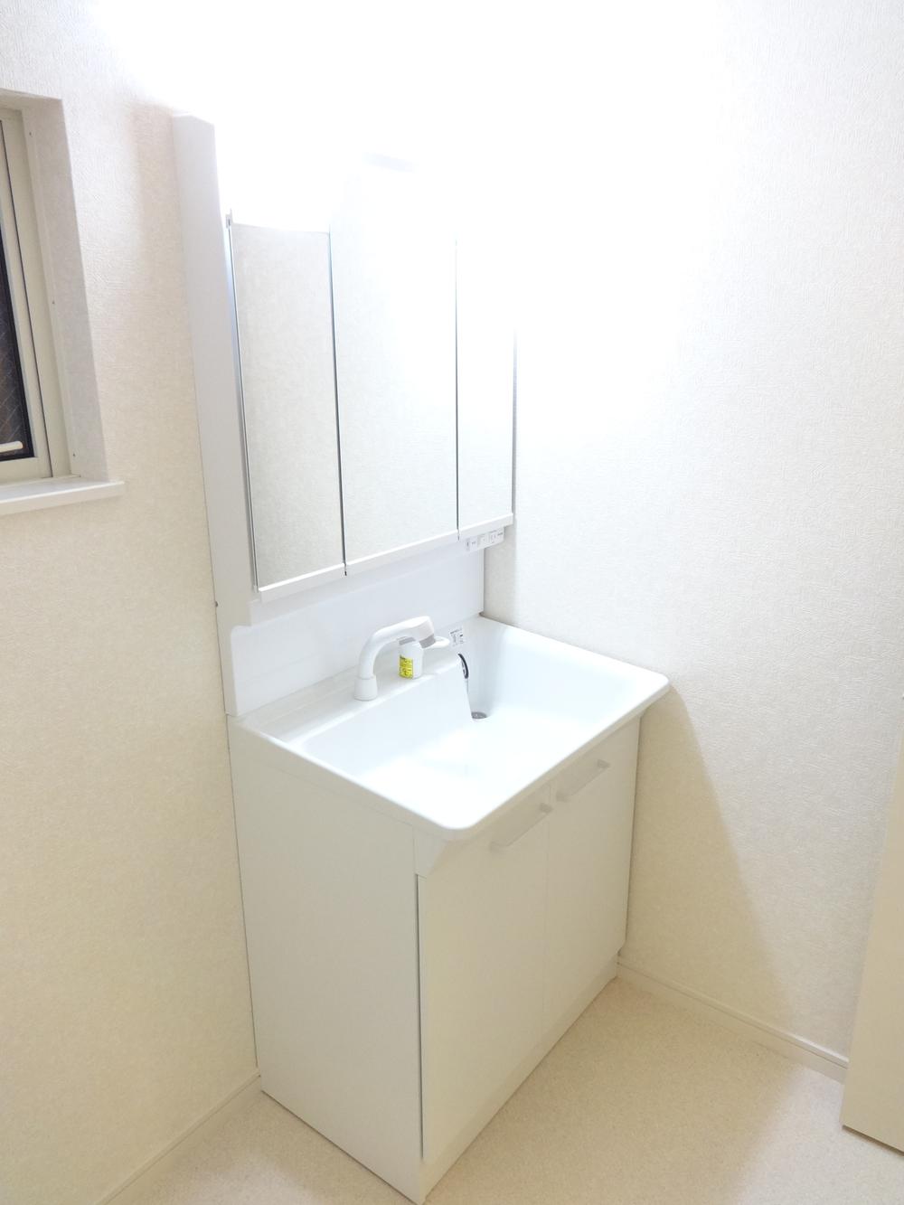 Wash basin, toilet. Indoor (11 May 2013) Shooting