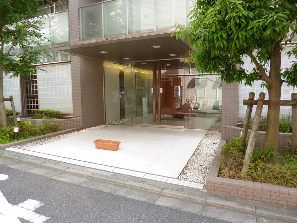 Entrance. Common areas