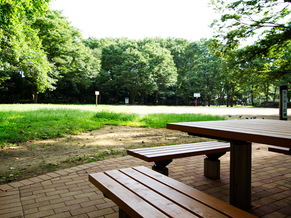 Surrounding environment. Zenpukuji River green space (about 1490m / Promenade has been developed along the 19 minutes) Zenpukuji river walk, Dotted with trees and a number of children's Square to leave the remnants of Musashino.
