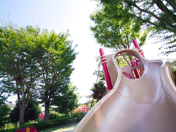 Surrounding environment. Takaido naughty park (about 550m / Composite play equipment and Sand to Takagi surround site, such as a 7-minute walk) zelkova, Water park to play the children in the center of the square.
