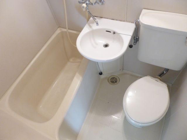 Bath. Simple unit bus is clean