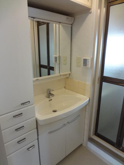 Wash basin, toilet. Indoor (11 May 2013) Shooting