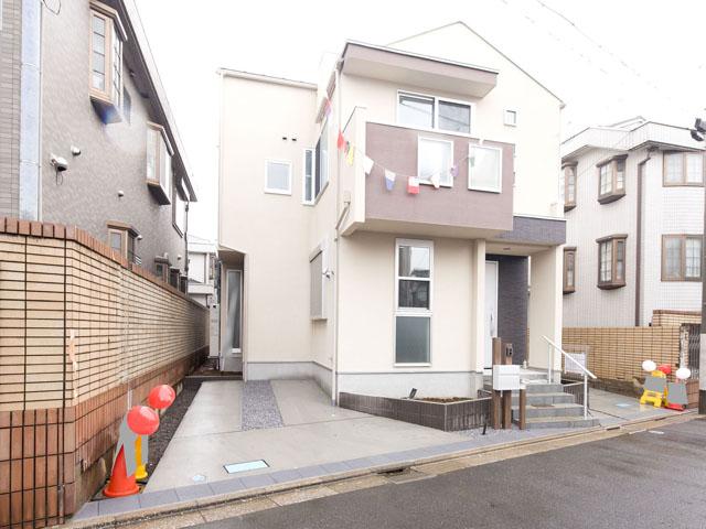 Local photos, including front road. Local (11 May 2013) Shooting